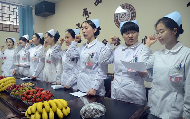 【5.12护士节】电子游戏官网,电子游戏(中国)举办茶话会白衣天使受表彰(图3)